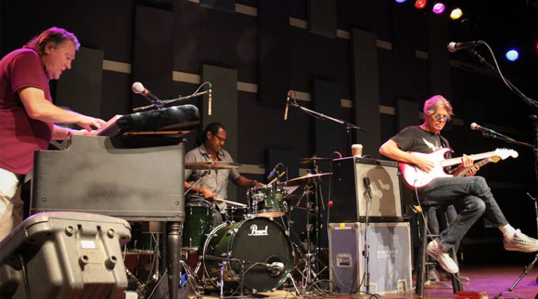 Jeff Golub with Brian Auger – Train Keeps A Rollin