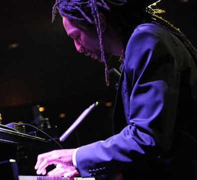 Elio-Villafranca-probing-piano